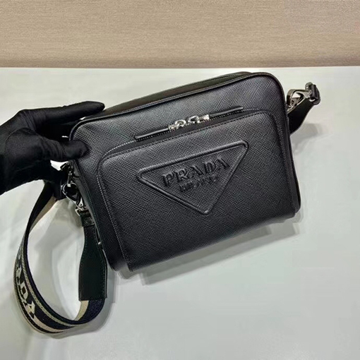 プラダ Saffiano 新モデル刺繍リボン付きメンズクロスボディバッグ