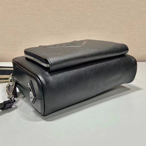プラダ Saffiano 新モデル刺繍リボン付きメンズクロスボディバッグ
