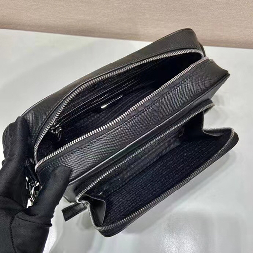 プラダ Saffiano 新モデル刺繍リボン付きメンズクロスボディバッグ