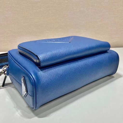 プラダ Saffiano 新モデル刺繍リボン付きメンズクロスボディバッグ