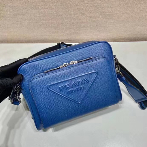 プラダ Saffiano 新モデル刺繍リボン付きメンズクロスボディバッグ