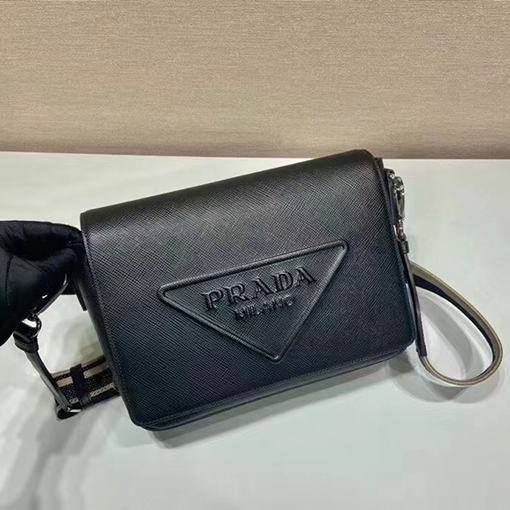 プラダコピー Saffiano クラシック刺繍リボン付きメンズクロスボディバッグ