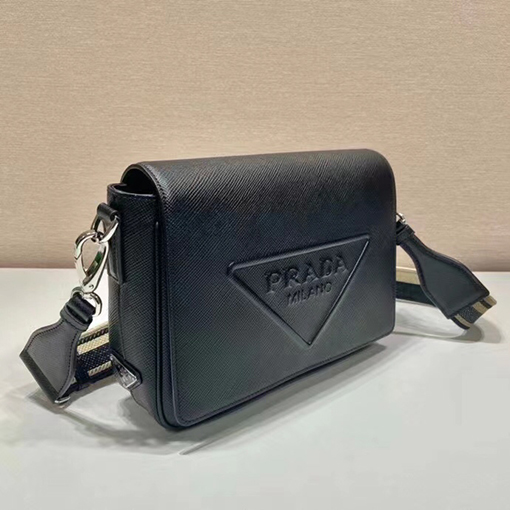 プラダコピー Saffiano クラシック刺繍リボン付きメンズクロスボディバッグ