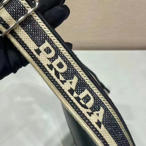 プラダコピー Saffiano クラシック刺繍リボン付きメンズクロスボディバッグ