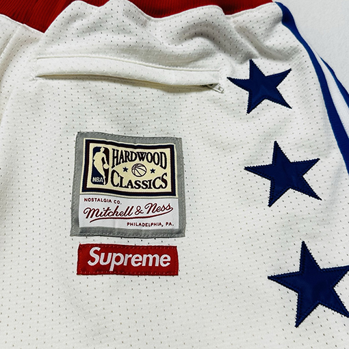 シュプリーム SUPREME カラーブロックのサイドストライプと星の刺繍が入ったアスレチックショーツ