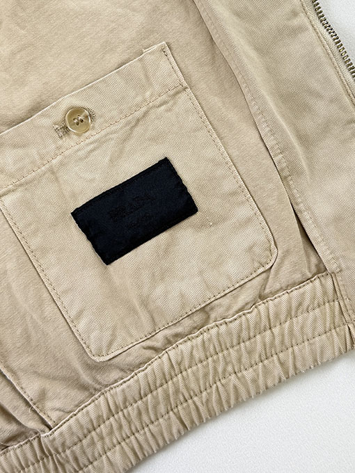 プラダ偽物 ロゴ刺繍入りレザーラペルジャケット