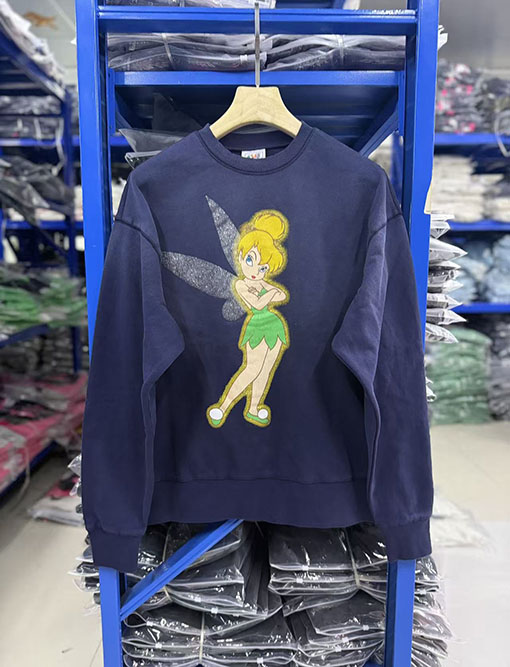 セント マイケルクルーネックのスウェットシャツコピー 前面にグラフィック背面に文字がプリントクルーネックのスウェットシャツ