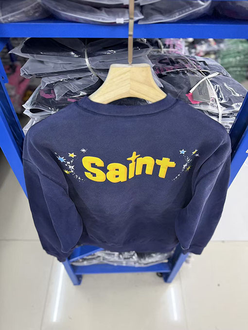 セント マイケルクルーネックのスウェットシャツコピー 前面にグラフィック背面に文字がプリントクルーネックのスウェットシャツ