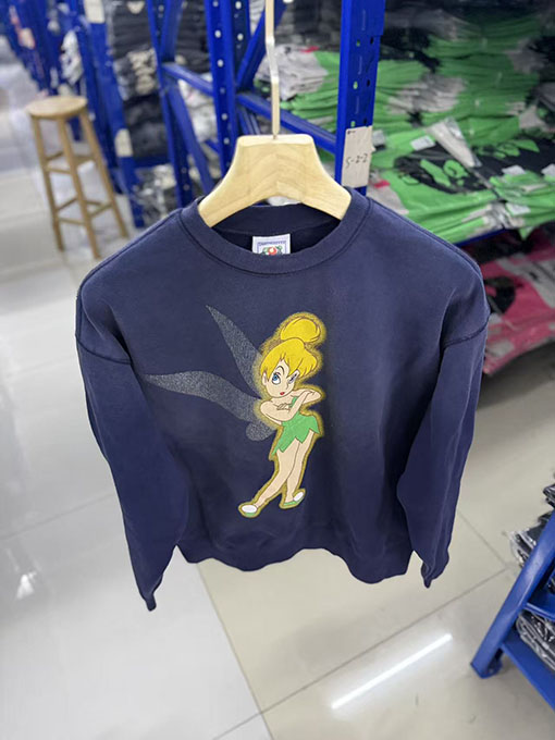 セント マイケルクルーネックのスウェットシャツコピー 前面にグラフィック背面に文字がプリントクルーネックのスウェットシャツ