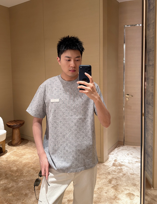 ルイヴィトン半袖Tシャツスーパーコピー レザーロゴ入り反射プリント半袖Tシャツ