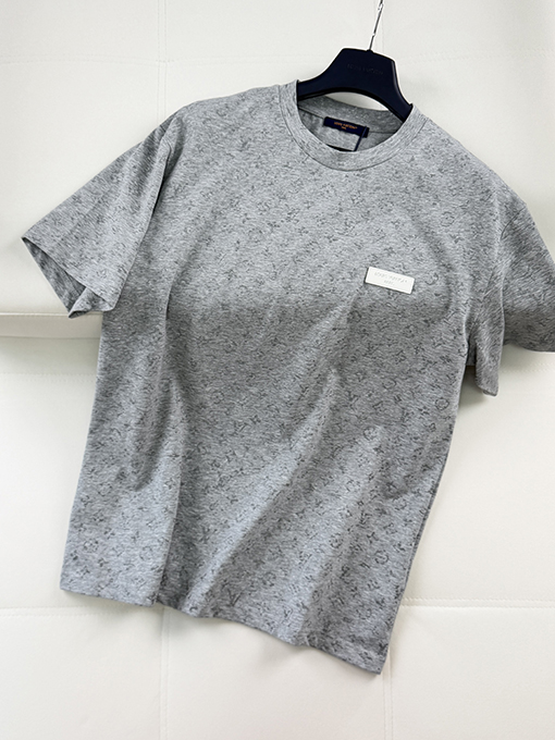 ルイヴィトン半袖Tシャツスーパーコピー レザーロゴ入り反射プリント半袖Tシャツ