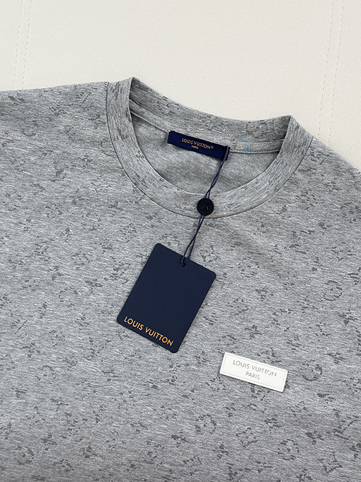 ルイヴィトン半袖Tシャツスーパーコピー レザーロゴ入り反射プリント半袖Tシャツ