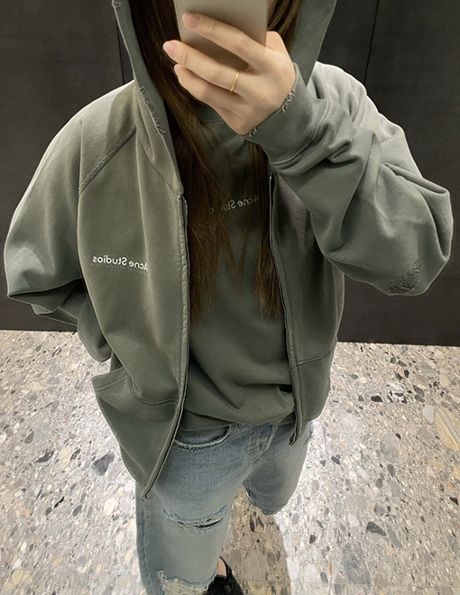アクネストゥディオズスーパーコピー Acne Studios クラシックなダメージのウォッシュパッチ付きフード付きスウェットジャケット