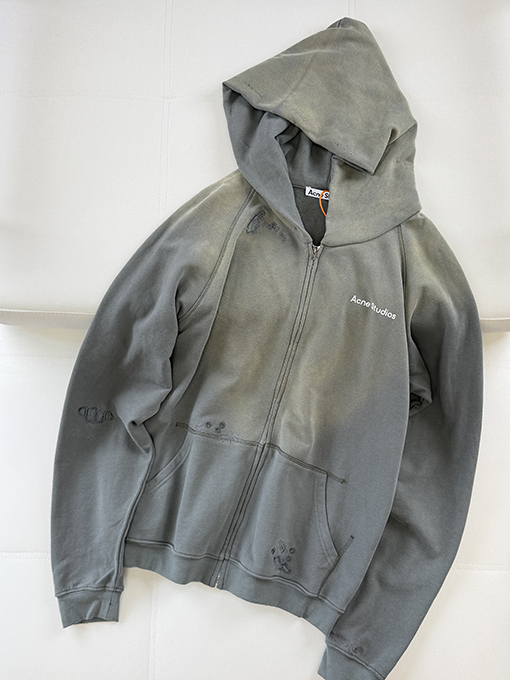 アクネストゥディオズスーパーコピー Acne Studios クラシックなダメージのウォッシュパッチ付きフード付きスウェットジャケット