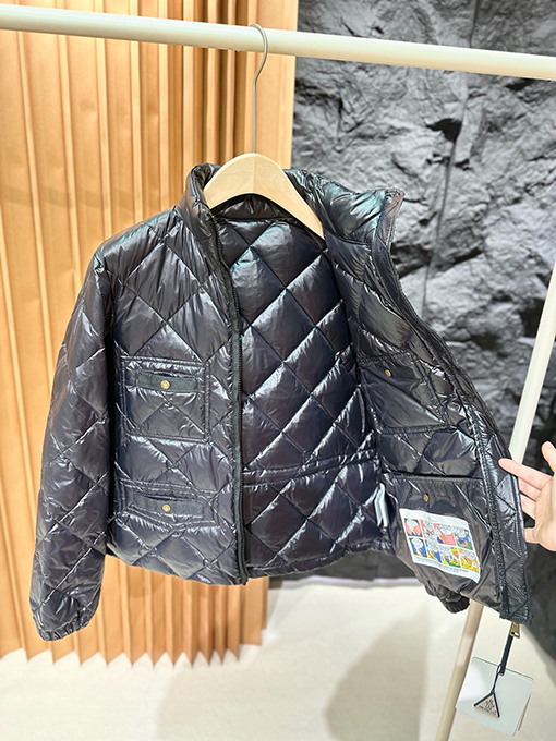 モンクレール レディースショートナイロンダウンジャケット