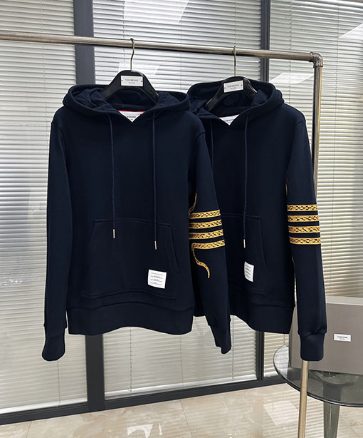 トムブラウン 巳年限定 刺繍入りフード付きスウェット