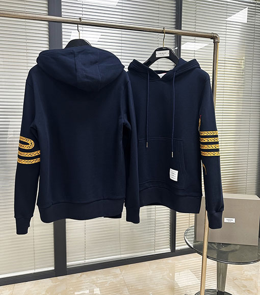 トムブラウン 巳年限定 刺繍入りフード付きスウェット