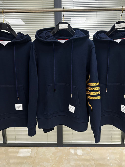 トムブラウン 巳年限定 刺繍入りフード付きスウェット