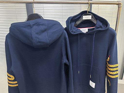 トムブラウン 巳年限定 刺繍入りフード付きスウェット