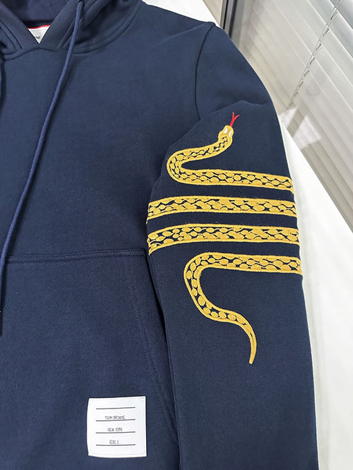 トムブラウン 巳年限定 刺繍入りフード付きスウェット