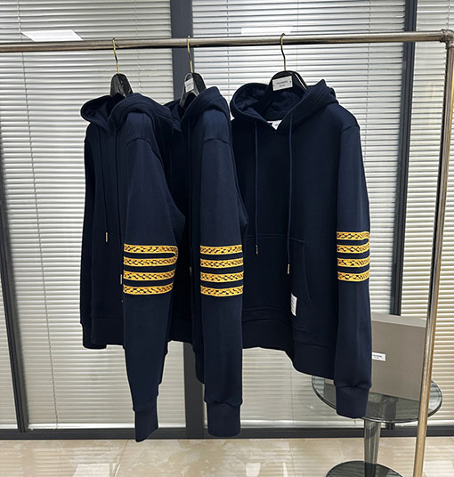 トムブラウン 巳年限定 刺繍入りフード付きスウェット