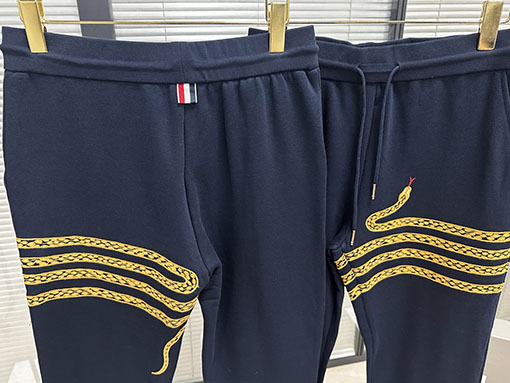 トムブラウンスーパーコピー 巳年限定 刺繍入りフード付きスウェット