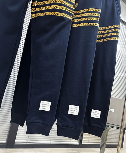 トムブラウンスーパーコピー 巳年限定 刺繍入りフード付きスウェット