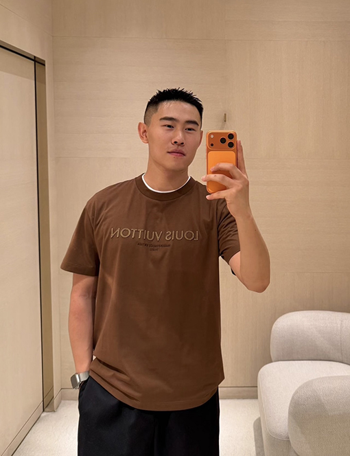 ルイヴィトン アップリケの文字ロゴが刺繍半袖Tシャツ