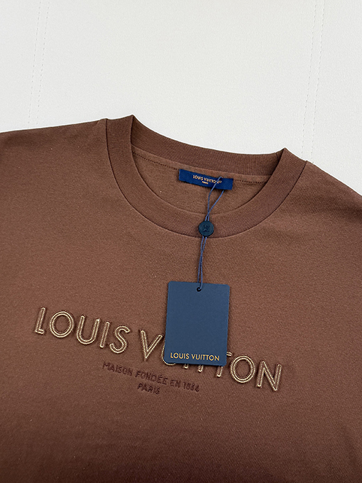 ルイヴィトン アップリケの文字ロゴが刺繍半袖Tシャツ