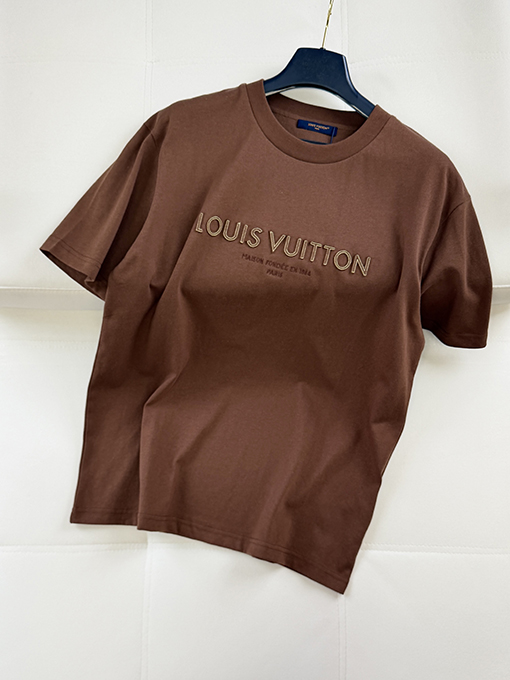 ルイヴィトン アップリケの文字ロゴが刺繍半袖Tシャツ