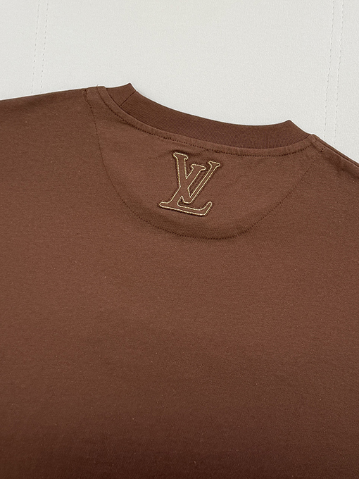 ルイヴィトン アップリケの文字ロゴが刺繍半袖Tシャツ