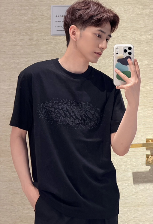 ルイヴィトンスーパーコピー グラデーションビーズ文字ロゴ入り半袖Tシャツ