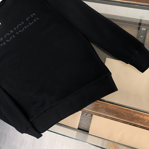モンクレール 最新の刺繍ロゴ入りクルーネックのスウェットシャツ