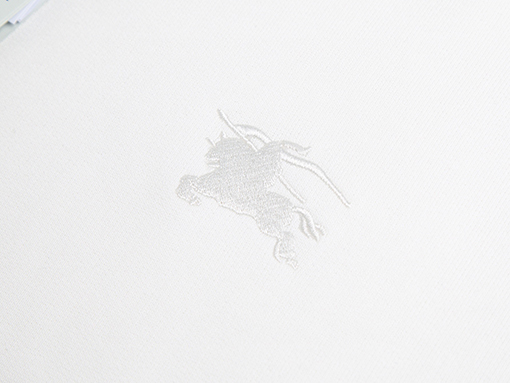 バーバリー クラシックな軍馬の刺繍入り袖チェック柄ツイルウェビングパッチワークのクルーネックのスウェットシャツ