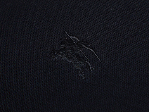 バーバリー クラシックな軍馬の刺繍入り袖チェック柄ツイルウェビングパッチワークのクルーネックのスウェットシャツ