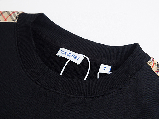 バーバリー クラシックな軍馬の刺繍入り袖チェック柄ツイルウェビングパッチワークのクルーネックのスウェットシャツ