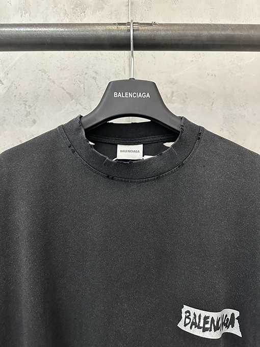 バレンシアガ偽物 Balenciaga ロゴ入りの白いテープの長袖シャツ
