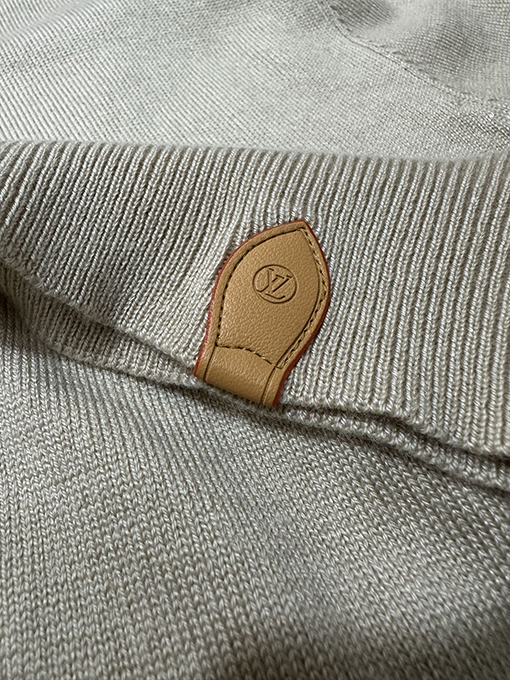 ルイヴィトンコピー LV 刺繍入りレザーラベルニットプルオーバー