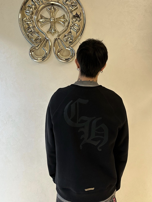 クロムハーツスーパーコピー 刺繍ロゴ入りの黒のクルーネック スウェットシャツ