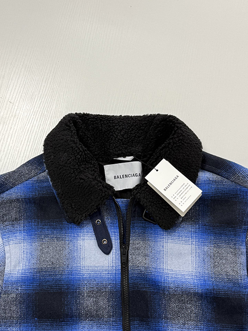 バレンシアガ ネオンブルーのチェック柄シアリングカラージャケット