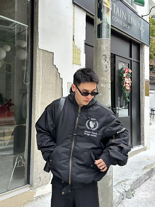 バレンシアガ クールで機能なWFPコラボレーションフライトジャケット