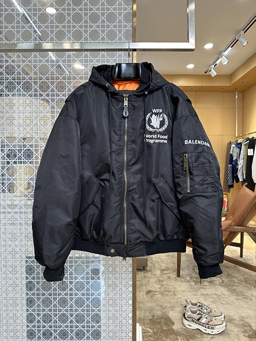 バレンシアガ クールで機能なWFPコラボレーションフライトジャケット