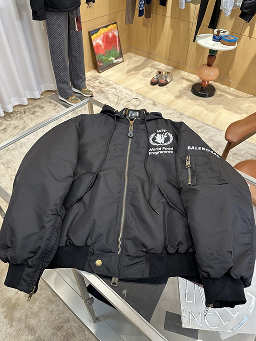 バレンシアガ クールで機能なWFPコラボレーションフライトジャケット