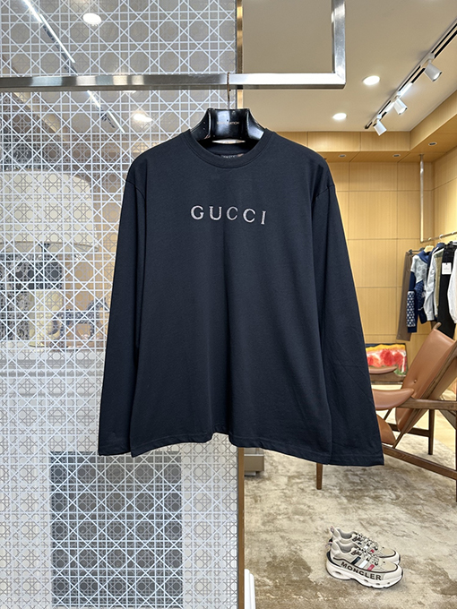 グッチ長袖シャツスーパーコピー 胸に文字プリント入りクルーネックの長袖シャツ