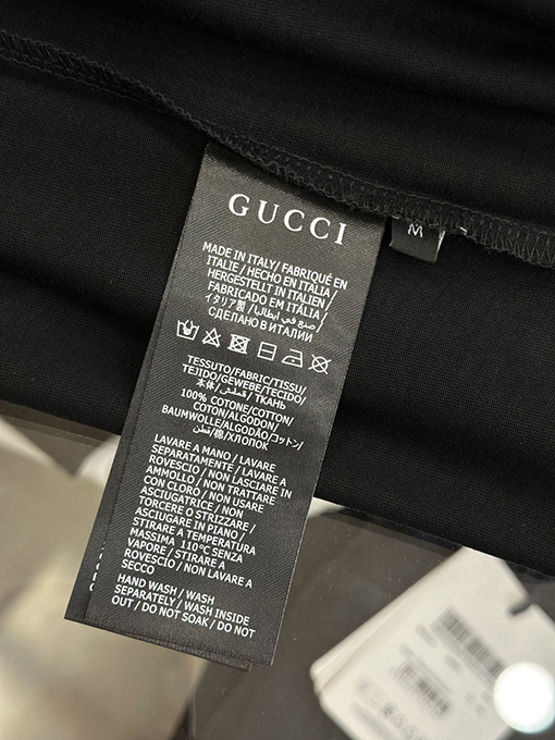 グッチ長袖シャツスーパーコピー 胸に文字プリント入りクルーネックの長袖シャツ