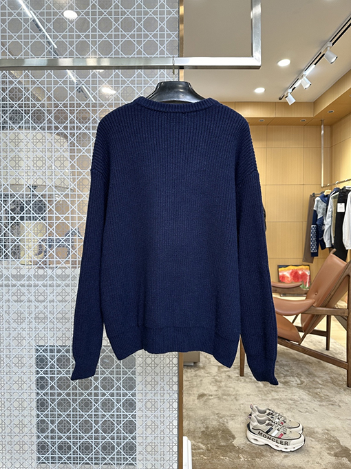 セリーヌスーパーコピー シンプルで上品な文字刺繍入りウールクルーネックセーター