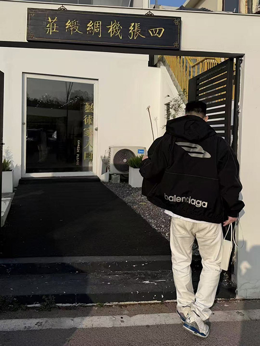 バレンシアガ トレンディなカラーブロックの反射ストライプ付きフード付きウィンドブレーカー