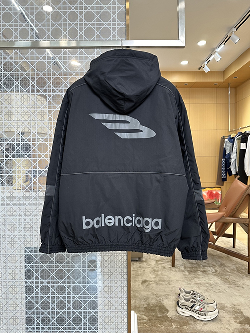 バレンシアガ トレンディなカラーブロックの反射ストライプ付きフード付きウィンドブレーカー