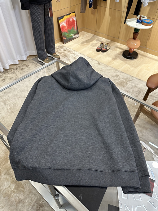 フェンディコピー 胸元にはのFFロゴ入りシンプルでスタイリッシュなフード付きスウェットシャツ