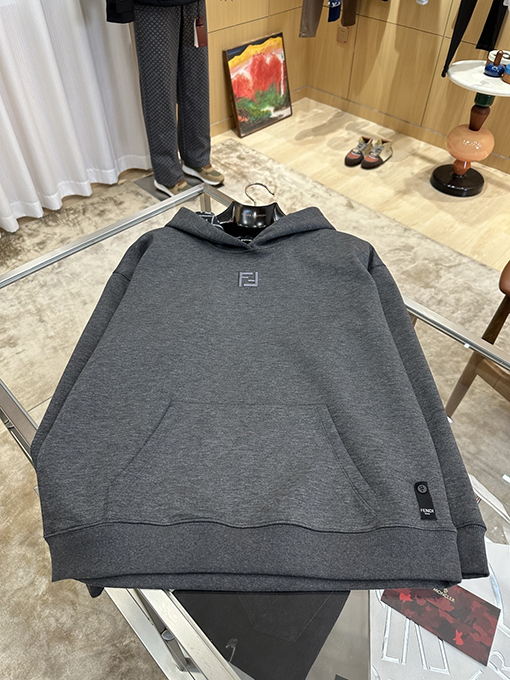 フェンディコピー 胸元にはのFFロゴ入りシンプルでスタイリッシュなフード付きスウェットシャツ